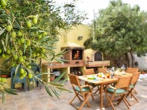 因赫尼奥Belvilla by OYO Algodones 4 pax的庭院配有桌椅和壁炉。