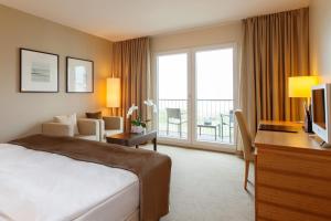 里斯特叙尔特A-ROSA酒店的酒店客房配有一张床、一张书桌和一台电视。
