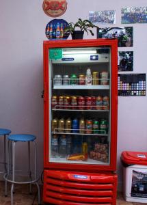 皮拉西卡巴Lodge Hostel Piracicaba的装满大量饮品的红色冰箱