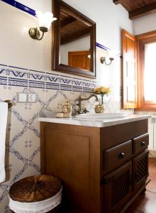塔皮亚德卡萨列戈Apartamentos Porcia的一间带水槽和木凳的浴室