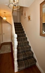 因弗内斯Paton Cottage的楼梯间,有楼梯的家