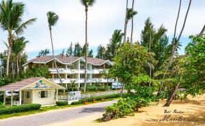 拉斯特拉纳斯马里拉住宿酒店的棕榈树海滩上的酒店