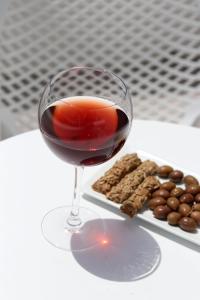 纳克索乔拉Casabella的一杯红葡萄酒,旁边是一盘饼干