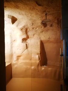 马泰拉5 Elementi Sassi Matera的一间石墙和淋浴的浴室
