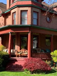 Guest Suite at The Red House basement attached with private entrance外面的花园