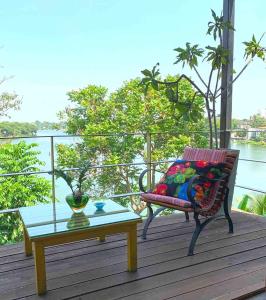科伦坡阿斯玛科伦坡豪斯旅馆的甲板上的长凳和桌子,享有水景