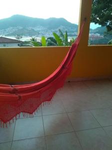 安格拉杜斯雷斯Alto do Marinas的美景客房内的红色吊床