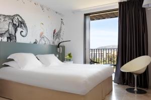 维琪奥港贝斯特韦斯特阿尔孔酒店的一间卧室设有一张大床和一个窗户。