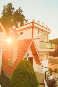 蒙特韦尔迪洛斯维第斯旅馆的带阳台的橙色屋顶房屋