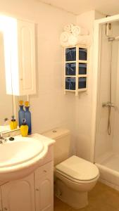 塞维利亚Apartamento turístico en Sevilla的白色的浴室设有卫生间和水槽。