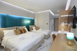 卡尼奥提Tropical的酒店客房设有两张床和电视。