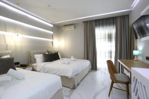 卡尼奥提Tropical的酒店客房设有两张床和窗户。