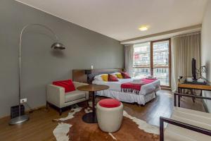 布宜诺斯艾利斯PALERMO EVOQUE Thames的卧室配有1张床、1张桌子和1把椅子