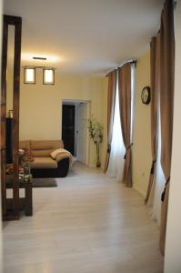 布拉索夫Poarta Ecaterina Residence的走廊通往带沙发的客厅