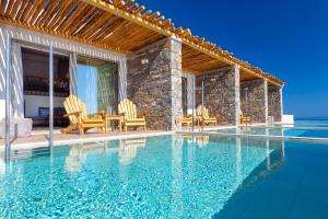 普拉坦斯Atermono Boutique Resort & Spa的一个带游泳池和庭院的别墅