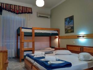 帕拉西亚斯Hotel Livithra的一间卧室设有两张双层床和梯子