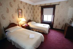 斯坦利泰赛德酒店的酒店客房设有两张床和窗户。