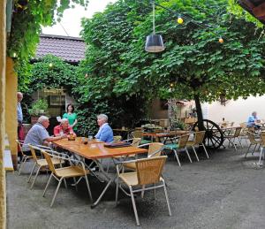 Sindringen奴斯旺酒店的一群坐在花园里桌子上的人