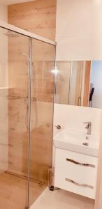 尤斯托尼莫斯基SAILOR Ustronie Morskie的带淋浴和盥洗盆的浴室