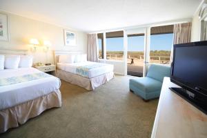大洋城Seabonay Oceanfront Motel的酒店客房设有两张床和一台平面电视。