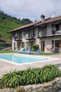 拉莫拉Sul Bric Dei Capalot的一座别墅,在一座建筑前设有一个游泳池