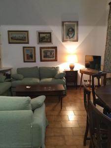 马萨Villa Poveromo的客厅配有沙发和桌子