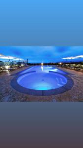 瓦雷多利亚阿巴依达酒店的周围设有椅子的大型蓝色游泳池