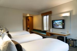 弗朗兹约瑟夫美景酒店的酒店客房设有三张床和电视。