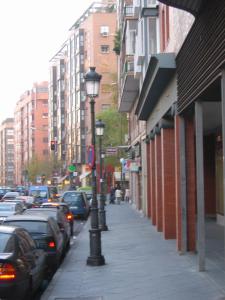 马德里RASTRO的一条有停车车和路灯的城市街道