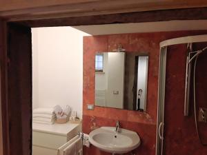 阿西西Case Brizi 10的一间带水槽和镜子的浴室