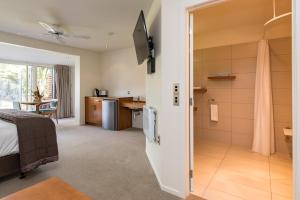 泰帕Taipa Beach Resort的客房设有床、厨房和浴室。