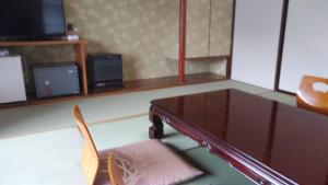 水上町奥亚松葉屋酒店的客厅配有桌子和两把椅子