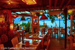 功孟海滩At Seacondo-1 Bedroom-A20的一间带桌椅的海景餐厅