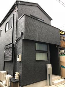 东京CuteFamilyHouse! 8min Shinjuku 5minJR 3minSubway Cozy,Quiet KidsFree Under6yrs的一间黑色砖屋,两边有厕所