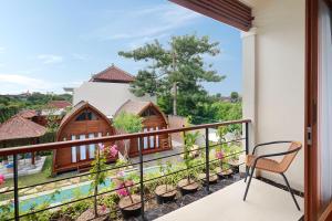 金巴兰Villa Allamanda by Kubu GWK的享有房屋景致的阳台