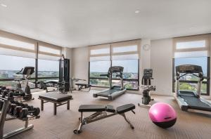巴科洛德Seda Capitol Central Hotel的健身房设有许多健身器材和窗户