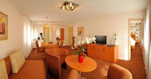 Sindringen奴斯旺酒店的客厅配有沙发和桌子