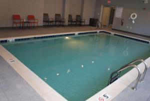 布卢明顿La Quinta Inn and Suites by Wyndham Bloomington的在酒店房间的一个大型游泳池