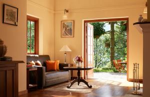 努沃勒埃利耶Jetwing Warwick Gardens的客厅配有沙发和桌子