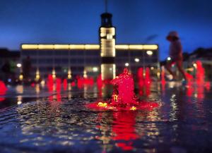 科沙林Nocleg 62 Koszalin的喷泉中央的红色消防栓