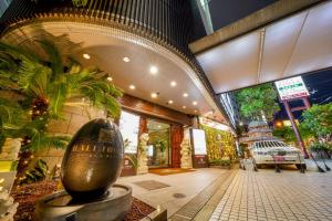 大阪大阪天王寺巴厘塔酒店的商店前方有植物