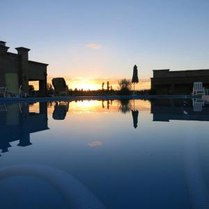 圣拉斐尔芬卡香格里拉卡梅莉塔酒店的一座享有日落美景的游泳池