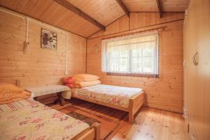 波拉齐克U Synowców的小木屋内一间卧室,配有两张床