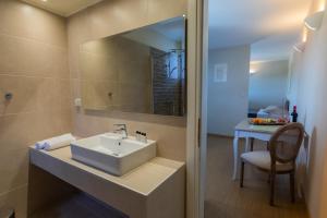 阿尔戈斯托利翁THALASSA VIEW RESIDENCE的一间带水槽、镜子和桌子的浴室