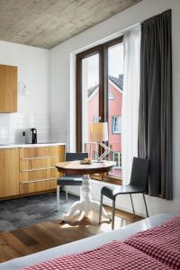 科隆科隆乡村公寓的配有桌椅和厨房的房间