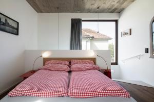 科隆科隆乡村公寓的一间卧室配有红色和白色床单