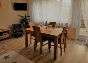 黑尔博尔茨海姆Ferienwohnung Rombachs Spatzennest的客厅设有木制用餐室、桌子和椅子