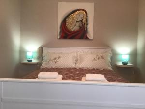 韦列Dimora San Biagio的一间卧室配有一张壁画床