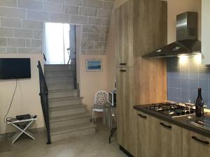 韦列Dimora San Biagio的一间设有楼梯和炉灶的厨房