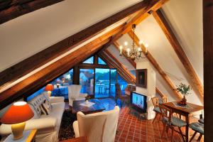 新锡德勒湖畔普巴赫尼古拉斯泽奇酒店的阁楼上配有白色家具的客厅